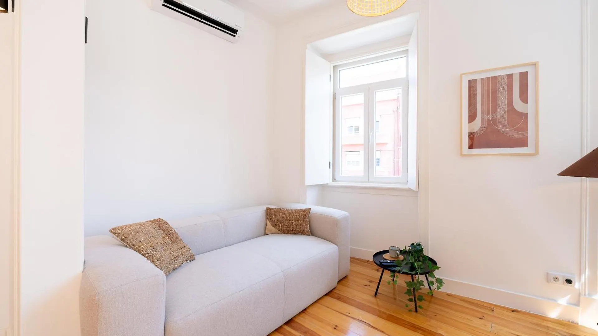 Sunny Lisbon Apartments By Soulplaces
