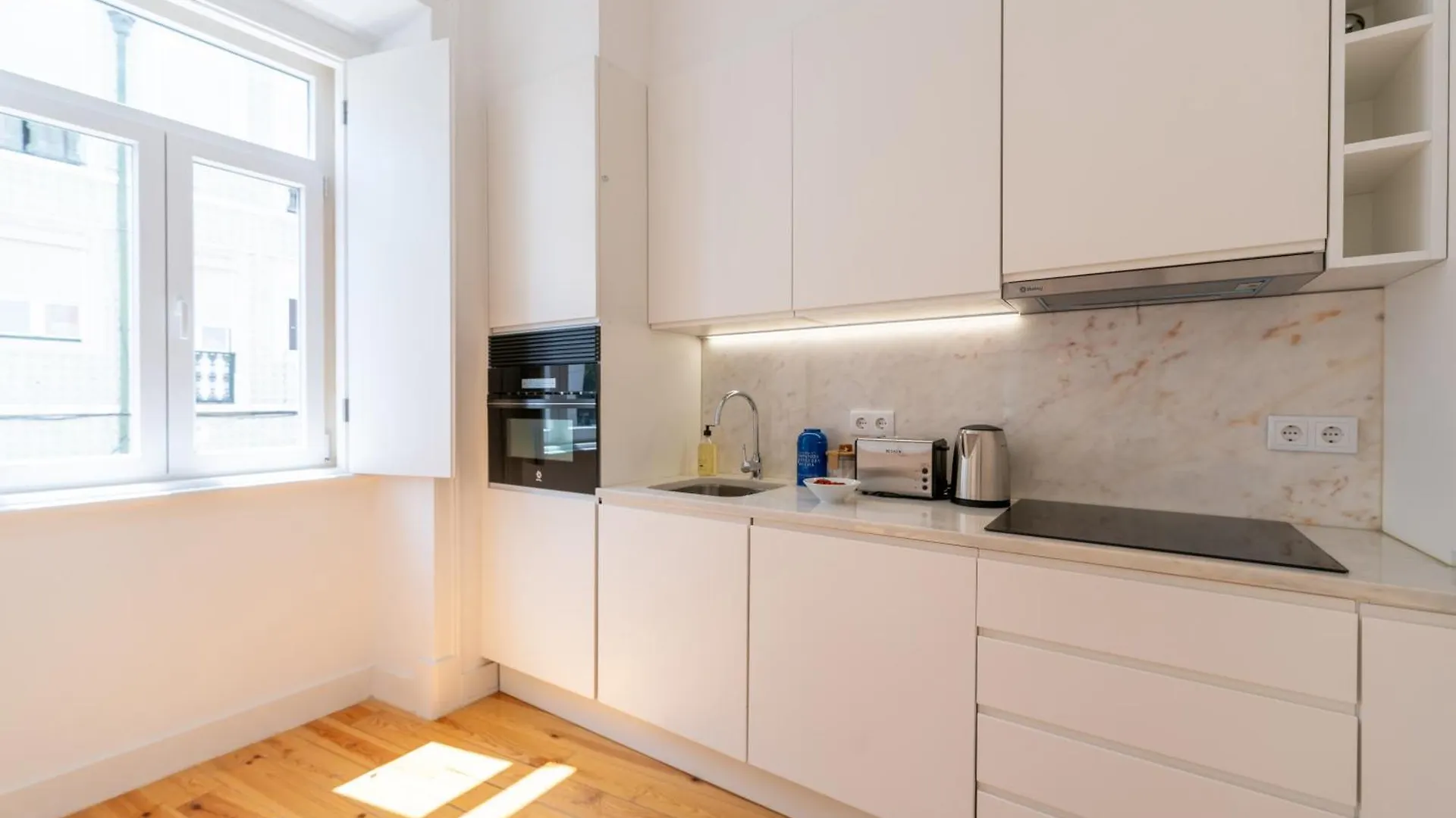Sunny Lisbon Apartments By Soulplaces