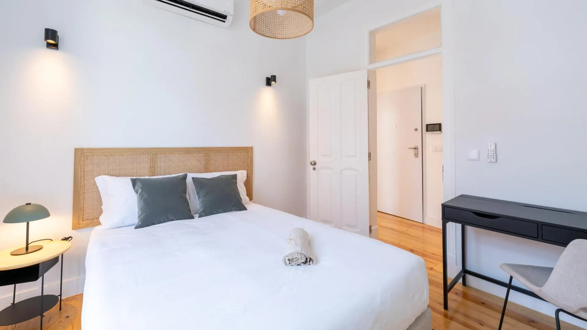 Sunny Lisbon Apartments By Soulplaces Portugal