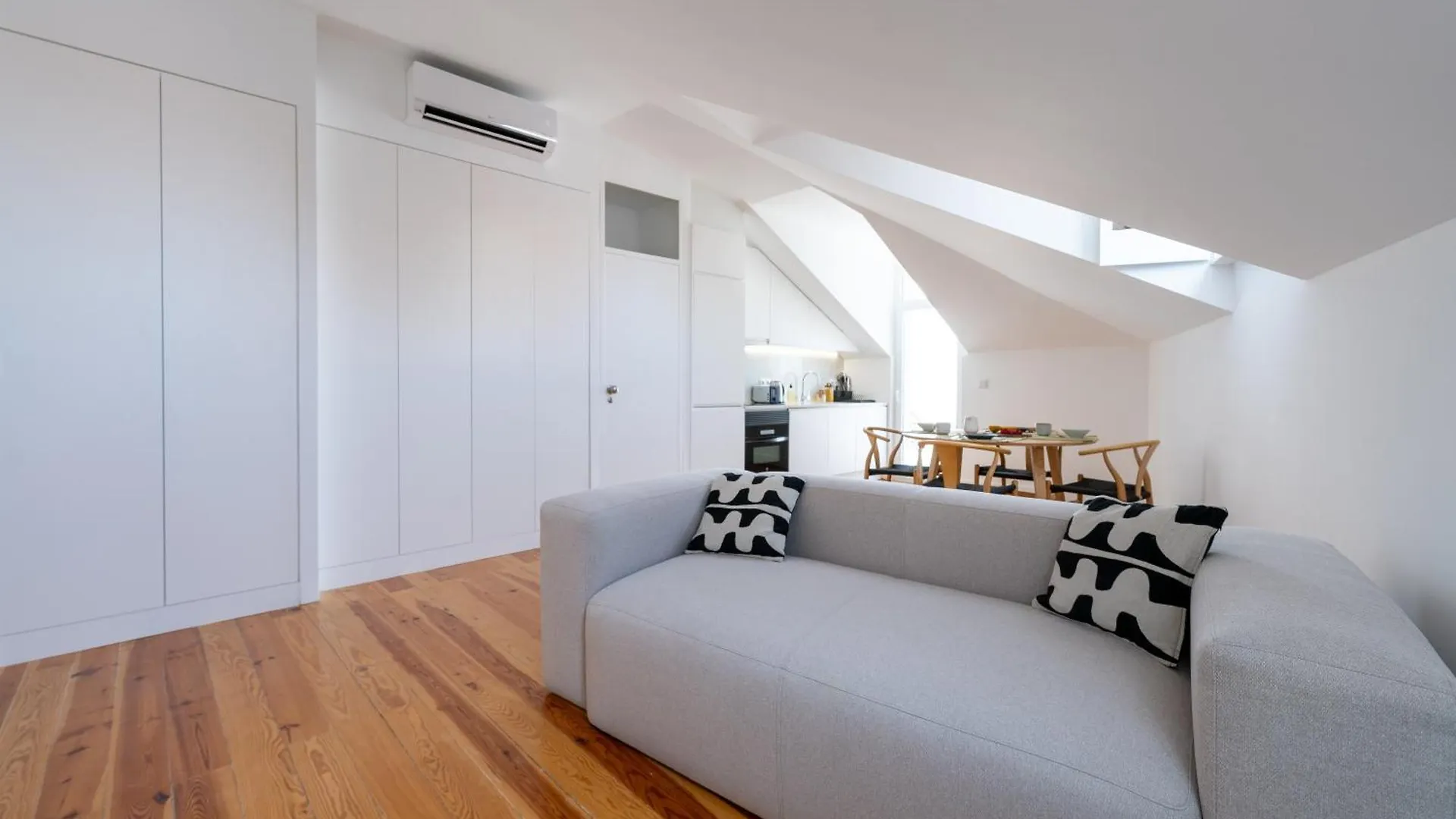 Sunny Lisbon Apartments By Soulplaces