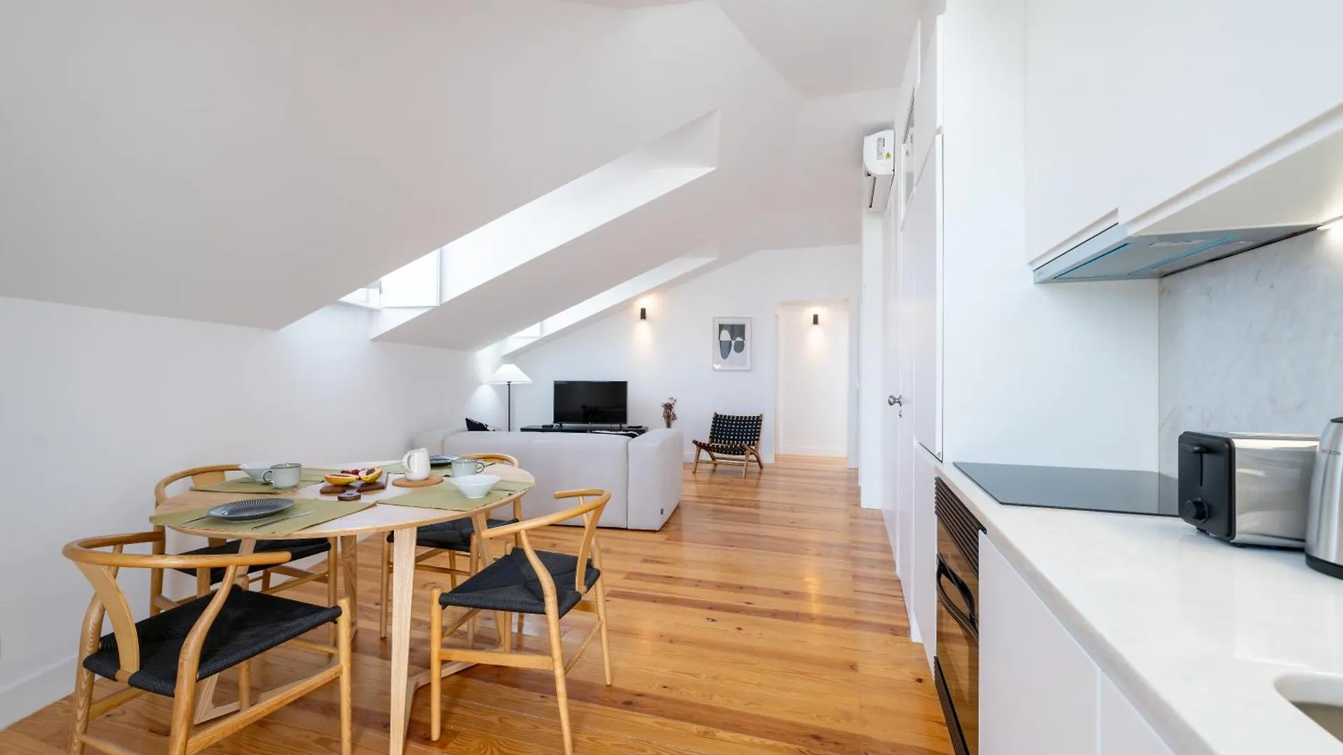 Sunny Lisbon Apartments By Soulplaces
