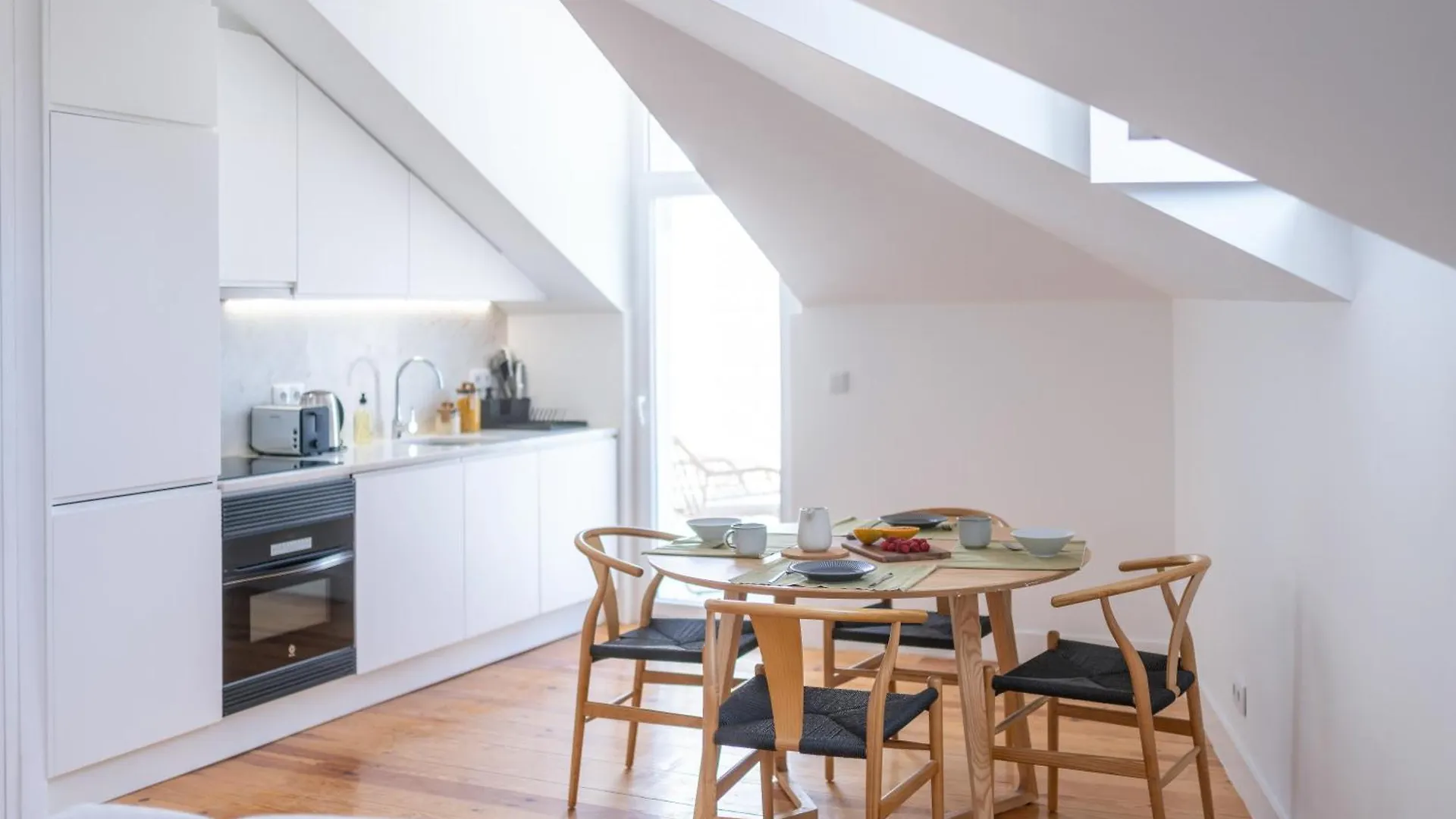 Sunny Lisbon Apartments By Soulplaces