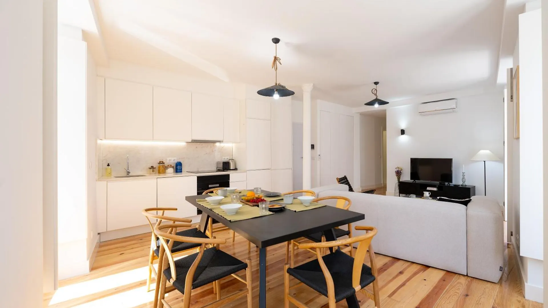 Sunny Lisbon Apartments By Soulplaces Portugal