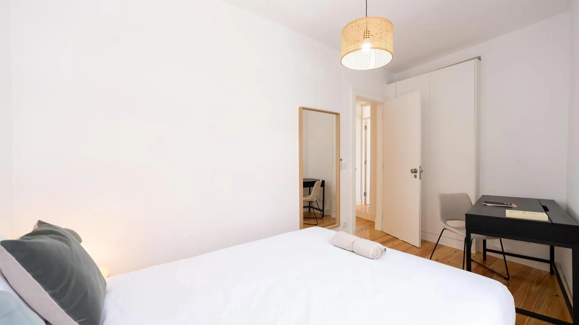 Sunny Lisbon Apartments By Soulplaces