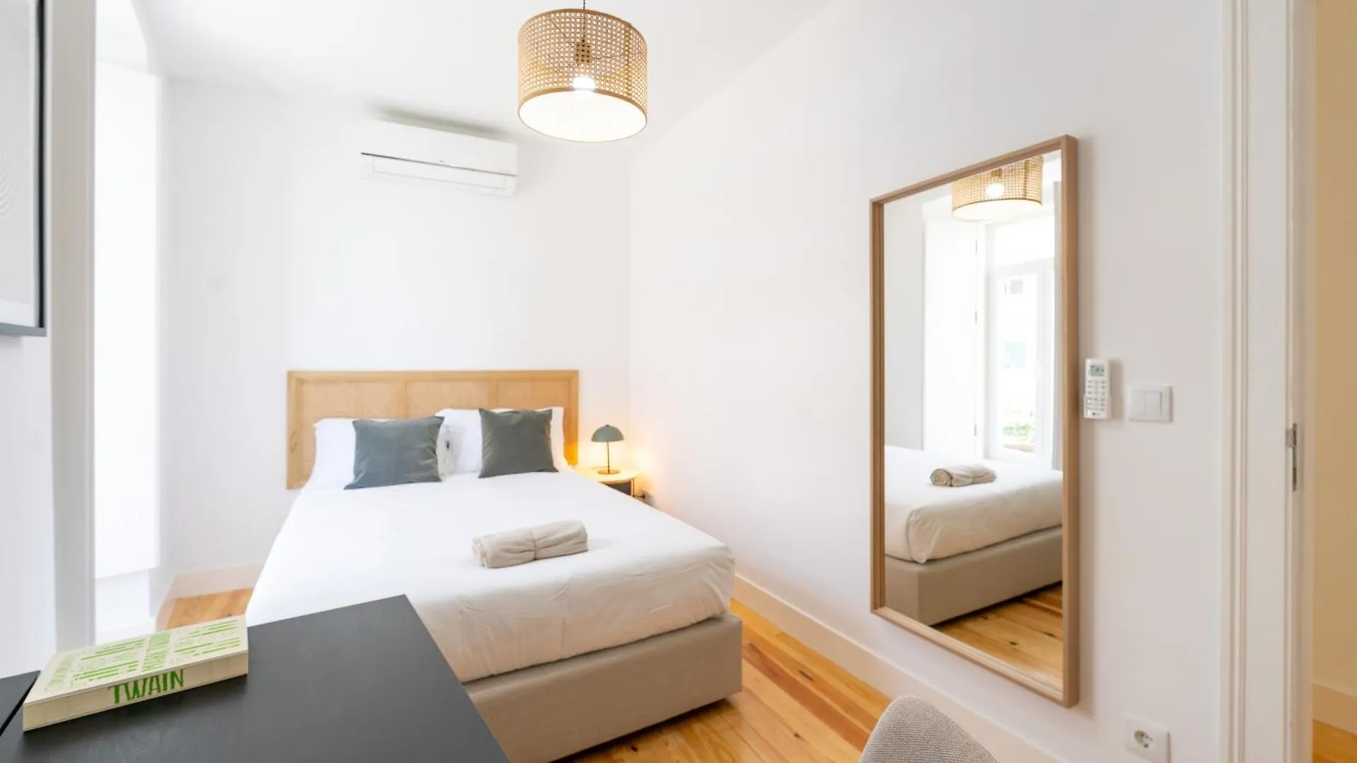 Sunny Lisbon Apartments By Soulplaces