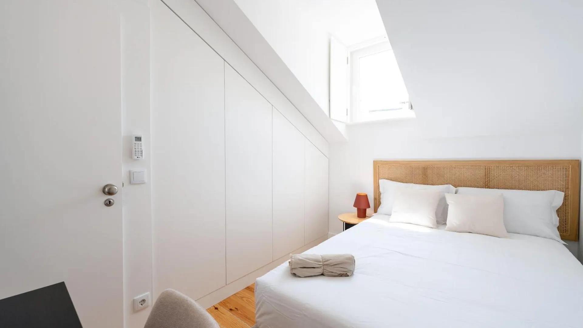 Sunny Lisbon Apartments By Soulplaces Portugal