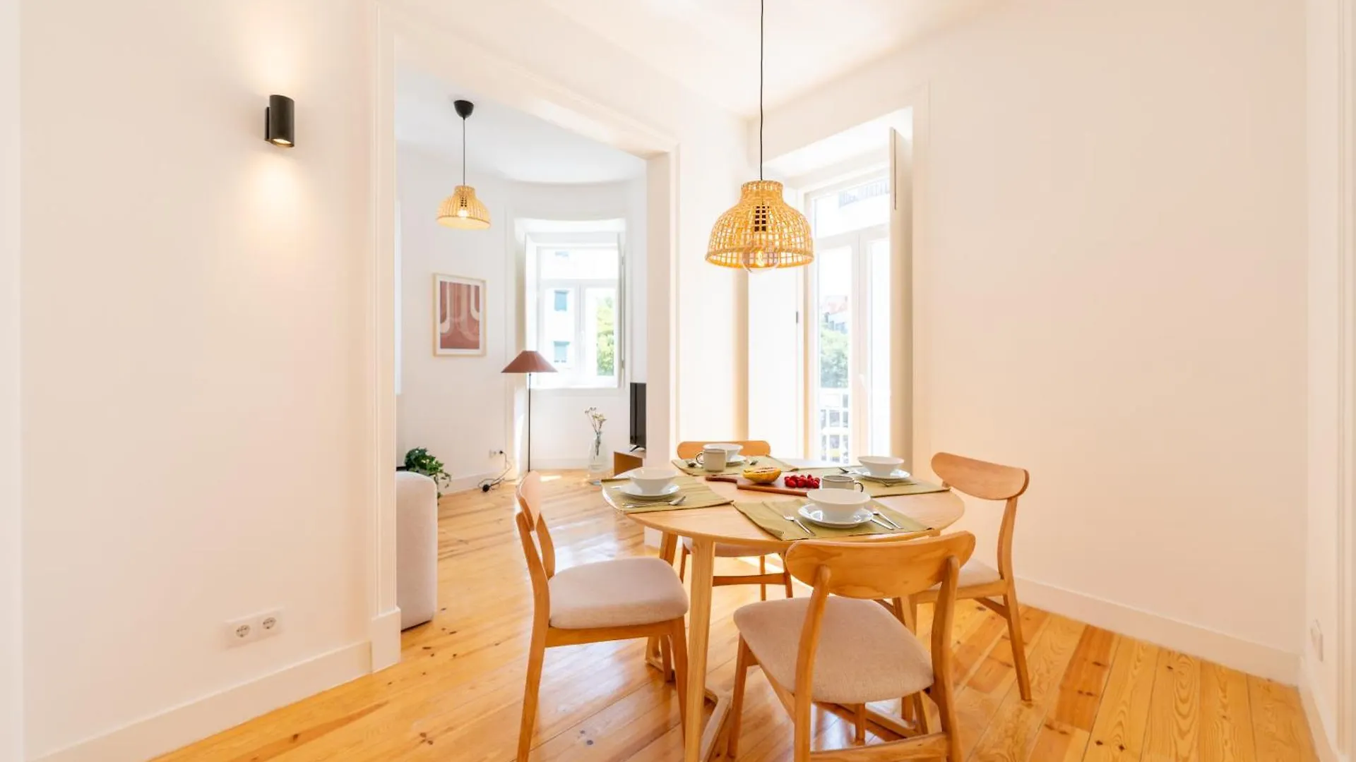 Sunny Lisbon Apartments By Soulplaces Portugal