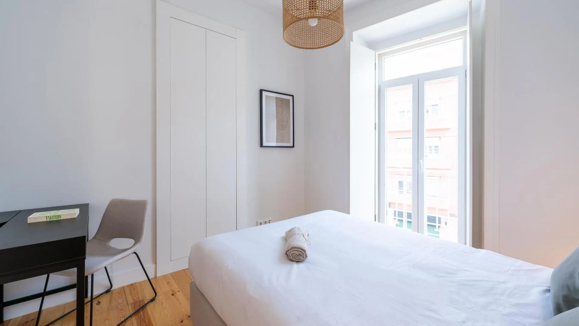 Sunny Lisbon Apartments By Soulplaces