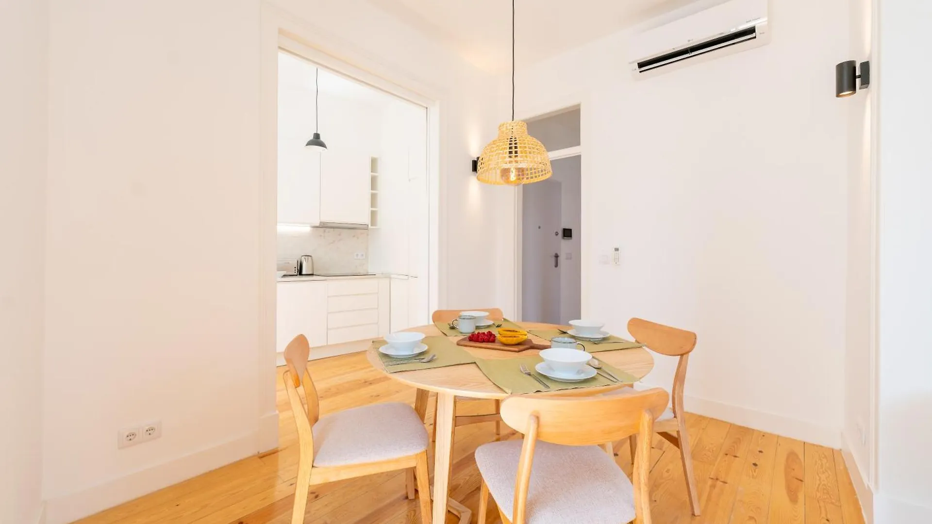 Sunny Lisbon Apartments By Soulplaces