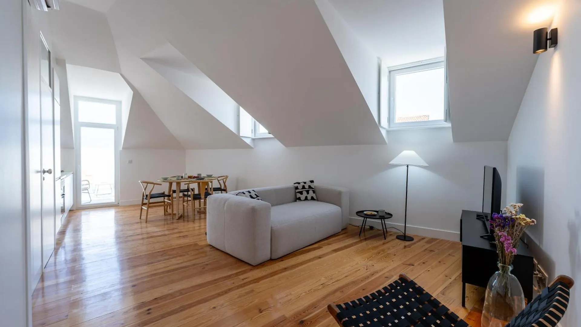 Sunny Lisbon Apartments By Soulplaces