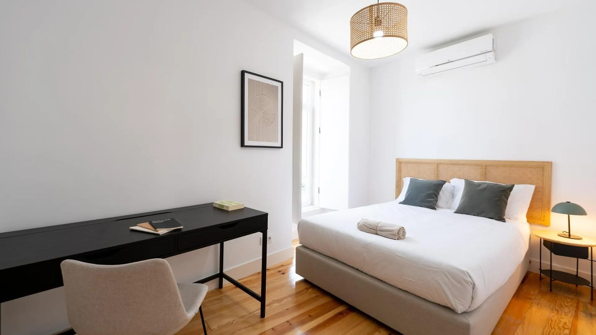 Sunny Lisbon Apartments By Soulplaces Portugal
