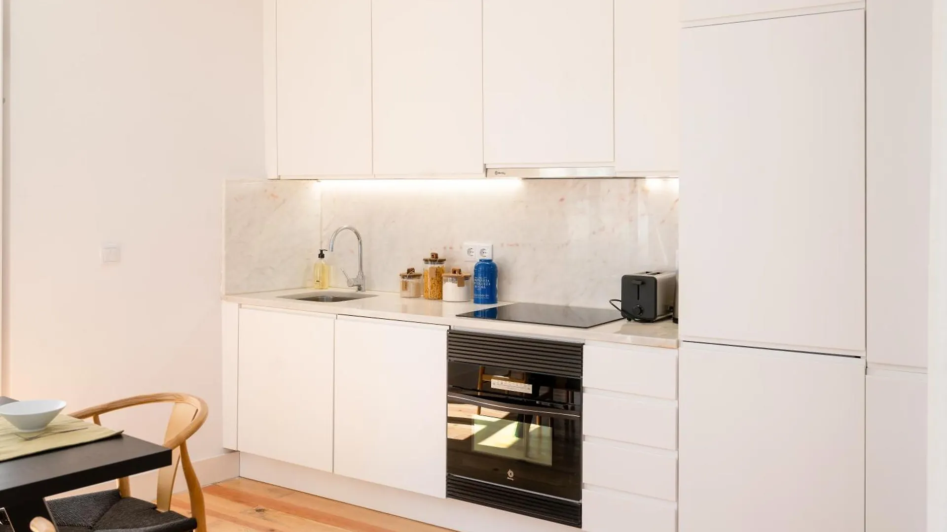 Sunny Lisbon Apartments By Soulplaces
